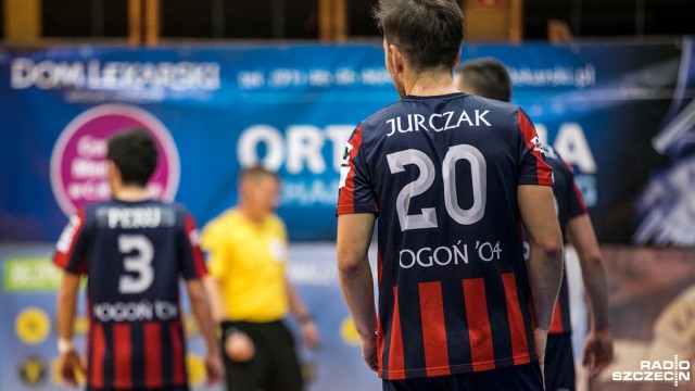 Piłkarze halowi Clearexu Chorzów przerwali dobrą passę futsalistów Pogoni 04 Szczecin, którzy nie przegrali czterech ostatnich spotkań.