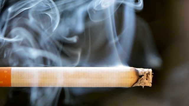 W Belgii może być wkrótce wprowadzony zakaz palenia papierosów w samochodach przy dzieciach. Pracują nad tym parlamenty Walonii i Flandrii - informują belgijskie media.