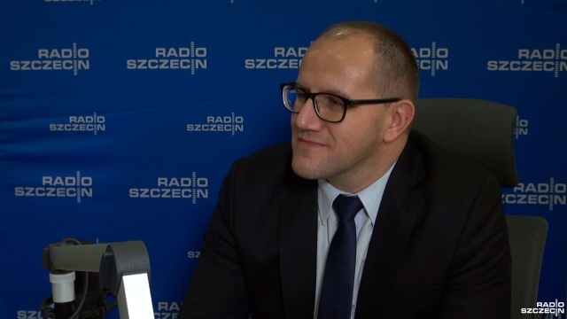1100 mieszkań w trzy lata powstanie w ramach rządowego programu Mieszkanie Plus w Zachodniopomorskiem. Koszt budowy jednego z nich to na dziś 2,5 tysiąca zł za metr kwadratowy - mówi gość Rozmów pod Krawatem Tomasz Żuchowski - sekretarz stanu, Pełnomocnik Rządu do spraw budowy mieszkań w zakresie Krajowego Zasobu Nieruchomości. I to właśnie ten koszt sprawia, że plan budowy jest atrakcyjny.