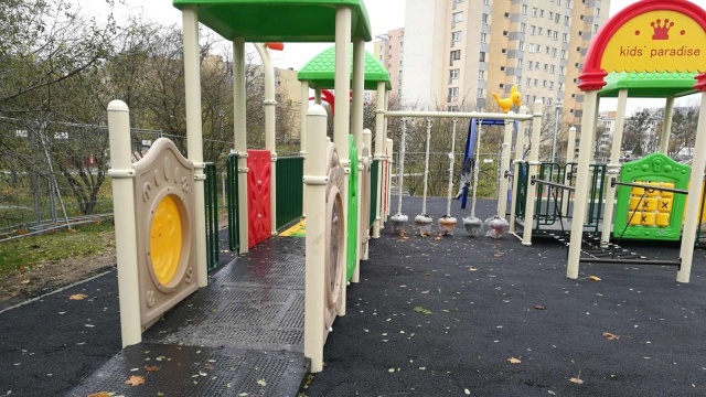 Plac zabaw dla osób niepełnosprawnych powstaje na osiedlu Majowym w Szczecinie - informuje Zakład Usług Komunalnych. Właśnie trwa montaż urządzeń.