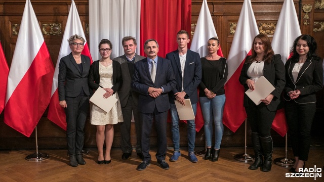 Mieli najlepszą średnią w szkole, a w poniedziałek odebrali 2,5 tysiąca złotych stypendium premiera. To ponad 180 uczniów szkół ponadgimnazjalnych z Zachodniopomorskiego.