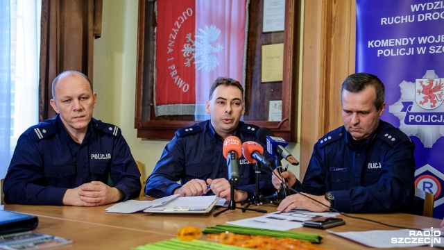 Twoje światła-Twoje bezpieczeństwo - pod takim hasłem rozpoczęła się we wtorek w naszym regionie druga edycja ogólnopolskiej policyjnej akcji. Coraz dłużej musimy jeździć w ciemnościach czy w trudnych warunkach podczas opadów deszczu i deszczu ze śniegiem. Warto je częściej sprawdzać dbając nie tylko o swoje bezpieczeństwo - podkreślają policjanci.