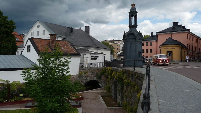 W Uppsala na północy Szwecji wybuchł samochód w pobliżu tamtejszego komisariatu policji. W związku z incydentem zatrzymano jedną osobę.