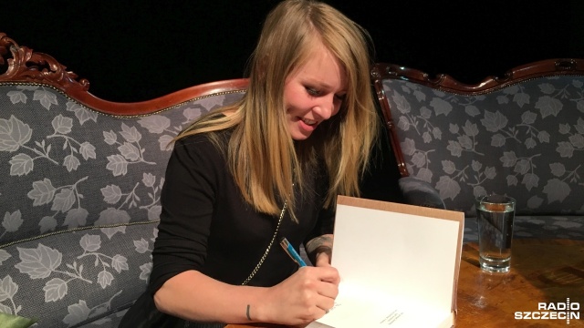 Dorota Masłowska - pisarka, autorka sztuk teatralnych i felietonistka - spotkała się ze swoimi czytelnikami w Szczecinie. Autorka najgłośniejszego debiutu w literaturze polskiej po roku 1989, czyli Wojny polsko-ruskiej pod flagą biało-czerwoną z 2002, opowiadała o swoim pisaniu, trudnych początkach i zainteresowaniach.