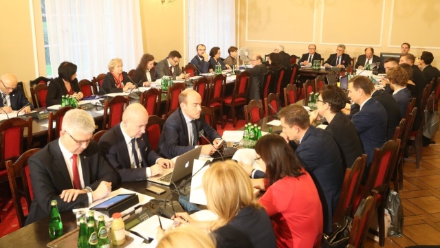 Sejmowa komisja sprawiedliwości i praw człowieka wznowiła pracę nad prezydenckim projektem ustawy o Sądzie Najwyższym. Obrady rozpoczęły się w środę rano.