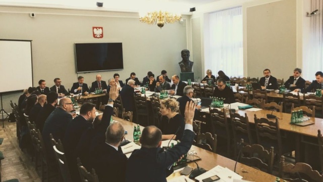Podziału gminy na obwody do głosowania dokona powiatowy komisarz. Za taką zmianą opowiedziała się sejmowa komisja nadzwyczajna.
