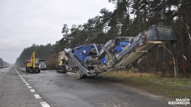 Wypadek podczas kruszenia betonowych płyt na podszczecińskiej autostradzie A6 między węzłami Dąbie i Rzęśnica.