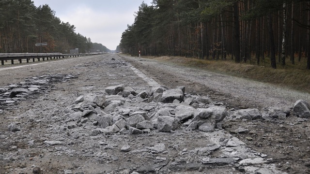 To nie był wypadek - operatora kruszarki betonu na autostradzie A6 pod Szczecinem dopadła bardzo silna rwa kulszowa.