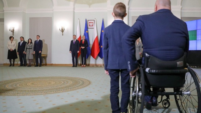 Prezydent wręczył odznaczenia państwowe paraolimpijczykom. W Pałacu Prezydenckim Andrzej Duda łącznie uhonorował 9 osób. Andrzej Duda powiedział, że postawa niepełnosprawnych sportowców budzi podziw. Prezydent podkreślił, że pokonali oni własne słabości, co jest nawet ważniejsze, niż sam sportowy sukces.