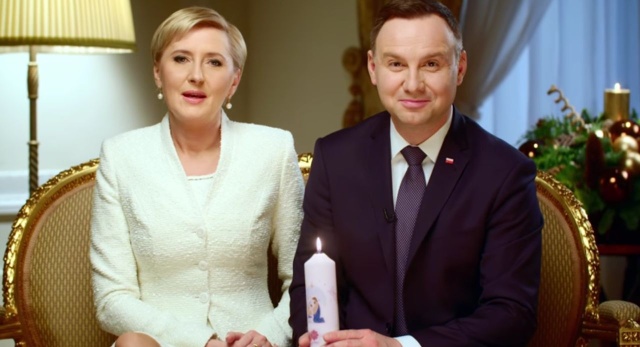 Para prezydencka zachęca do udziału w akcji Wigilijne Dzieło Pomocy Dzieciom. Na zamieszczonym na stronie Kancelarii Prezydenta filmie Andrzej Duda i Agata Kornhauser-Duda podkreślają, że nadchodzące święta Bożego Narodzenia skupiają się na rodzinie i na nowo narodzonym Jezusie.