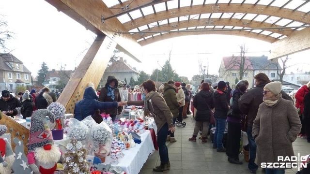 Oryginalne bombki, bałwanki z otuliny czy ketchup z dyni - to wszystko można było w niedzielę znaleźć na Świątecznym Jarmarku Rękodzieła, który odbył się na szczecińskim Pogodnie.