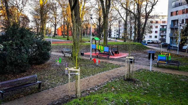 Są nowe huśtawki, ławki i masa zabawek. Park w centrum gotowy [ZDJĘCIA]