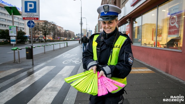 Mikołajkowe prezenty rozdawali w środę na szczecińskim placu Rodła policjanci z drogówki i przedstawiciele Urzędu Miasta. Były to elementy odblaskowe.