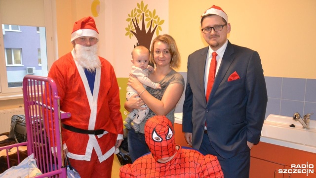 Kołobrzeski szpital odwiedzili w środę kibice i piłkarze miejscowej Kotwicy. Specjalnie przygotowane paczki otrzymali najmłodsi pacjenci szpitala.