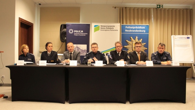 Siedem nowych radiowozów, w tym część nieoznakowanych, będzie od przyszłego roku patrolować drogi polsko-niemieckiego pogranicza. Umowę na ich pozyskanie z funduszy unijnych zawarli w środę w Szczecinie przedstawiciele polskiej i niemieckiej policji.