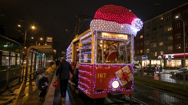 Świąteczny tramwaj w Szczecinie. Prowadził go Mikołaj [ZDJĘCIA]