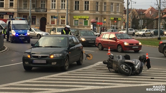 Samochód osobowy i skuter zderzyły się na placu Szarych Szeregów w Szczecinie. Do wypadku doszło w czwartek po godzinie 13.
