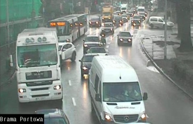 Pięć samochodów zderzyło się na remontowanym odcinku autostrady A6 przed węzłem Rzęśnica w kierunku Goleniowa.