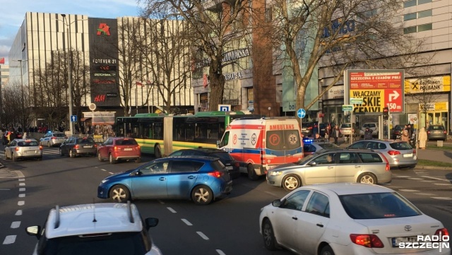 Dwa samochody osobowe zderzyły się na ulicy Europejskiej w Szczecinie. Do wypadku doszło w niedzielę po południu na skrzyżowaniu z ulicą Krakowską.