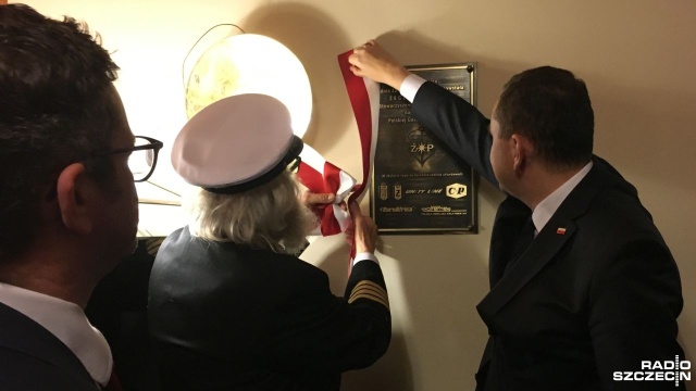 Z udziałem przedstawicieli największych polskich armatorów w Krakowie odsłonięto tablicę upamiętniającą powstanie Żeglugi Polskiej. Sto lat temu w kamienicy przy Rynku Głównym założono Stowarzyszenie z Ograniczoną Poręką pod nazwą Żegluga Polska. Dziś spółka pod tą nazwą zarządza całą flotą PŻM.