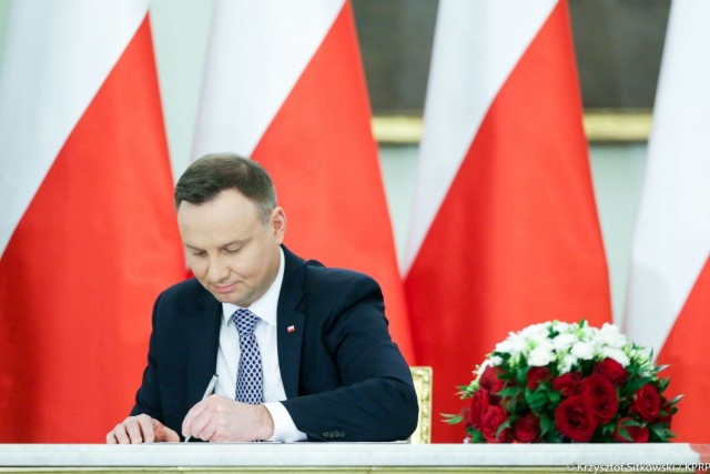 Wszyscy ministrowie rządu Beaty Szydło zachowali stanowiska w nowym gabinecie Mateusza Morawieckiego. W poniedziałek w Pałacu Prezydenckim Andrzej Duda wręczył ministerialne nominacje i powołał nowy rząd. Premier Morawiecki będzie jednocześnie ministrem rozwoju i finansów.