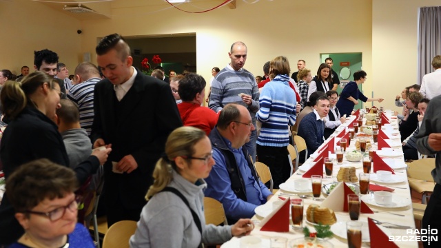 Ponad 300 osób upośledzonych intelektualnie wzięło udział w spotkaniu wigilijnym w Międzygminnym Zakładzie Aktywności zawodowej w Dobrej. Spotkanie zorganizowało Polskie Stowarzyszenie na rzecz Osób Niepełnosprawnych Intelektualnie.