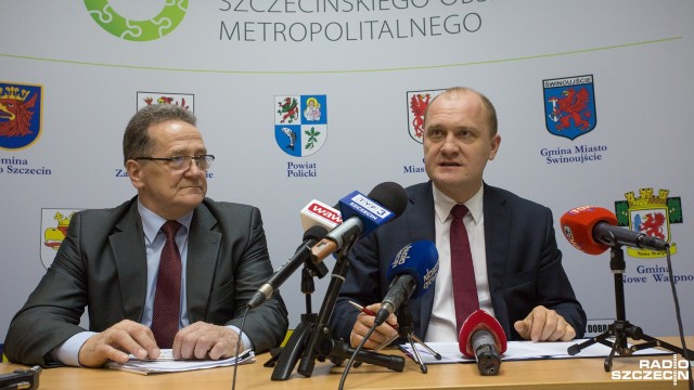 Używając jednego tylko biletu pojedziemy autobusem, tramwajem i pociągiem. I to nie tylko na obszarze Szczecina, ale też w regionie: w środę podpisano kolejną umowę przybliżającą powstanie Szczecińskiej Kolei Metropolitalnej. Chodzi również o budowę, w części zupełnie nowych, węzłów przesiadkowych - w mieście będzie ich 26 - czyli miejsc, gdzie będziemy mogli się przesiąść np. z komunikacji miejskiej do pociągu.