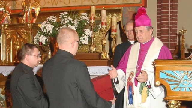 Kardynał Stefan Wyszyński błogosławionym Jak podaje Katolicka Agencja Informacyjna, wtorkowa sesja kardynałów i biskupów z Kongregacji Spraw Kanonizacyjnych zakończyła się pozytywną opinią o heroiczności cnót Prymasa Tysiąclecia. Jeszcze przed świętami papież Franciszek może podpisać dekret o heroiczności cnót Prymasa Tysiąclecia. To jeden z warunków beatyfikacji.
