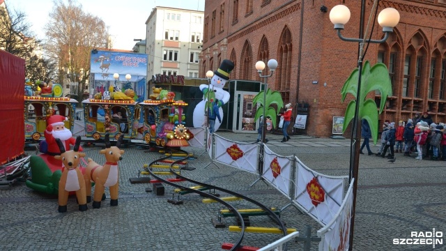 Kołobrzeski plac Ratuszowy zmienił się częściowo w plac zabaw - w czasie trwającego jarmarku bożonarodzeniowego władze miasta postawiły tu atrakcje dla najmłodszych kołobrzeżan.