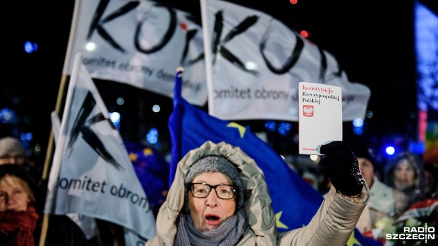 Około 200 osób wzięło udział w obchodach 36. rocznicy wprowadzenia stanu wojennego w Polsce, które zorganizował w Szczecinie Komitet Obrony Demokracji. Działacze i mieszkańcy przed Aniołem Wolności, czyli Pomnikiem Ofiar Grudnia 1970 złożyli kwiaty i zapalili znicze.