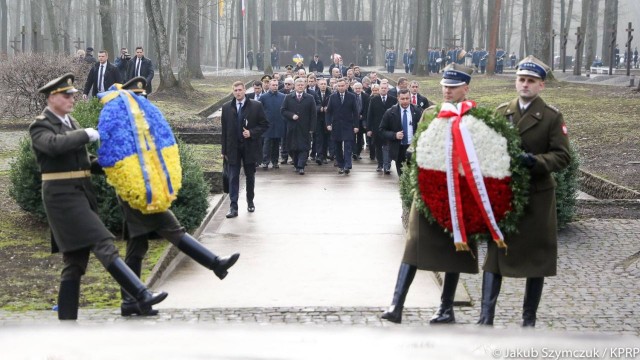 Prezydent Andrzej Duda ma nadzieję, że bliskie polsko-ukraińskie relacje społeczne przyczynią się do zbudowania dobrych stosunków międzypaństwowych. Na zakończenie wizyty w Charkowie w tamtejszej katedrze prezydent spotkał się z Polakami mieszkającymi na wschodzie Ukrainy.