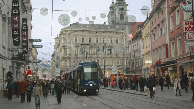 W sobotę w Austrii oficjalnie zakończyły się dwumiesięczne rządowe negocjacje koalicyjne. Liderzy Austriackiej Partii Ludowej (VP) i Austriackiej Partii Wolności (FP) oświadczyli, że nowy austriacki rząd będzie proeuropejski. Zapewnili także, że Austria nadal będzie popierać sankcje wobec Rosji.