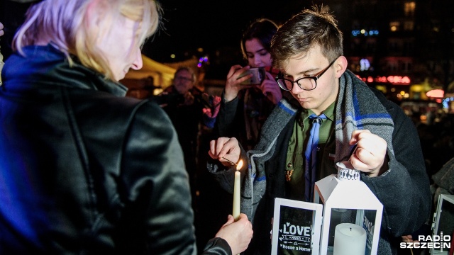 Symboliczne przekazanie odbyło się na Placu Lotników. Zebrało się na nim około stu osób. Każdy chętny mógł odebrać od harcerzy płomień pochodzący z Groty Narodzenia Pańskiego w Betlejem.