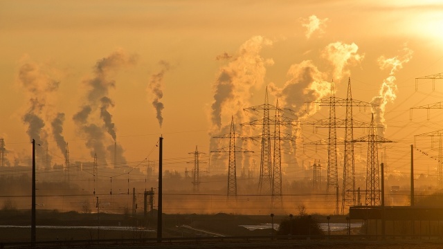 Unijna narada i negocjacje dotyczące przyszłości europejskiego rynku energii elektrycznych odbędą się w poniedziałek w Brukseli. Próbę wynegocjowania porozumienia w sprawie pakietu zimowego podejmą ministrowie odpowiedzialni za sprawy energetyczne z 28 krajów. Polska sprzeciwia się zawartym w tym pakiecie propozycjom dotyczącym limitów emisji dwutlenku węgla dla elektrowni.