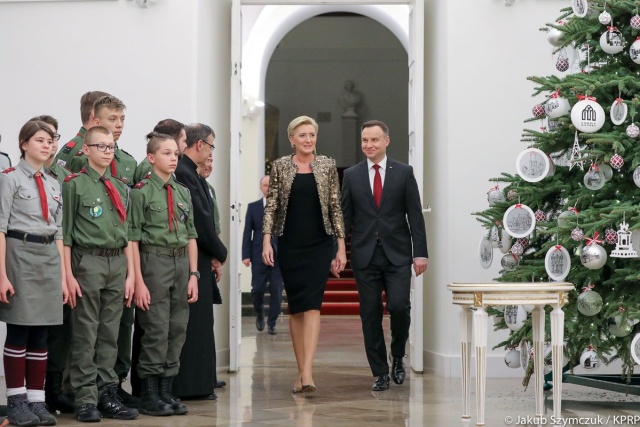 Harcerze przekazali prezydentowi Betlejemskie Światło Pokoju. Podczas uroczystości w Pałacu Prezydenckim Andrzej Duda wraz z małżonką dziękowali harcerzom za kontynuowanie tej tradycji.