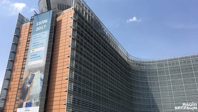 Posiedzenie Komisji Europejskiej, w programie którego jest dyskusja o sytuacji w Polsce i reformie sądownictwa, odbędzie się w środę w Brukseli. Polskie Radio dowiedziało się nieoficjalnie, że jest już projekt decyzji KE w sprawie uruchomienia procedury artykułu 7. unijnego traktatu. Chodzi o pierwszy etap, czyli nie o nałożenie sankcji, ale o wysłanie wniosku do krajów członkowskich, stwierdzającego zagrożenie dla praworządności w Polsce. Ostateczna decyzja będzie należała do unijnych komisarzy.