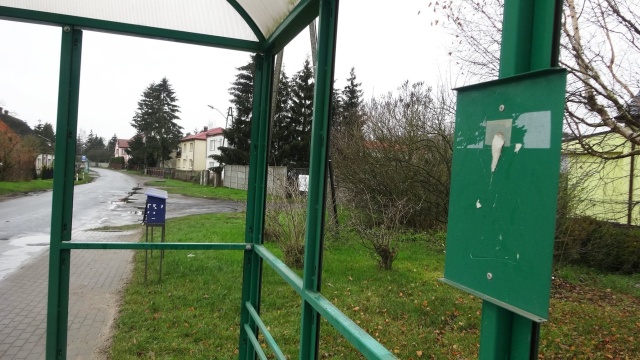 Wybite szyby w wiatach, wyrwane tabliczki z rozkładem jazdy i znaki informujące o przystanku autobusowym - to już plaga takich zdarzeń w gminie Kołbaskowo. Lokalne władze alarmują o dużej liczbie ataków wandali i wysokich kosztach napraw.