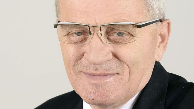 Senator Stanisław Kogut zrzekł się immunitetu. Poinformował o tym dziennikarzy. Zapowiedział, że jest do dyspozycji prokuratury, by wyjaśnić sprawę. Senator Stanisław Kogut został zawieszony w prawach członka PiS. Informację potwierdził po posiedzeniu prezydium Komitetu Politycznego Prawa i Sprawiedliwości wiceprezes partii Joachim Brudziński.