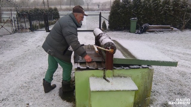 Bieżącej wody nie mieli nigdy. Czerpali ją od wojny z poniemieckich studni przydomowych. Od dwóch miesięcy również woda ze studni nie nadaje się do użytku, bo jest skażona bakteriami.