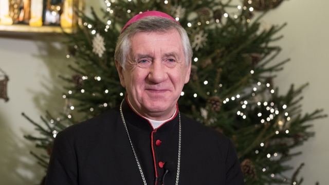 To niezwykłe wydarzenie dla każdego człowieka, że Pan Bóg też chce być człowiekiem. Czujemy się wyróżnieni - mówi w życzeniach do mieszkańców Pomorza Zachodniego abp Andrzej Dzięga.