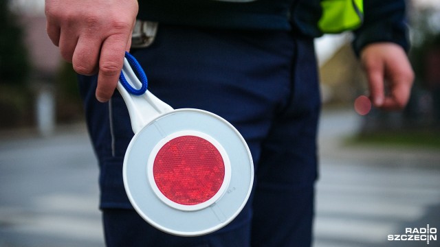 Przed zmiennymi warunkami atmosferycznymi ostrzega kierowców policja. W okresie wyjazdów na świąteczny wypoczynek należy spodziewać się większej niż zazwyczaj liczby patroli na drogach.