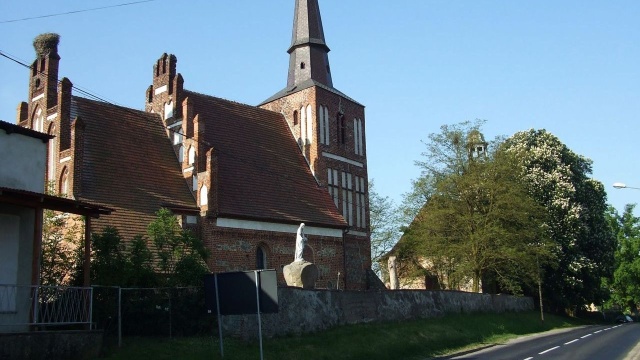Osunął się zabytkowy mur przy kościele w Radoszynie w województwie lubuskim. To późnogotycka budowla z końca XV wieku. Kościół jest filią parafii pw. Narodzenia Najświętszej Maryi w Skąpem.