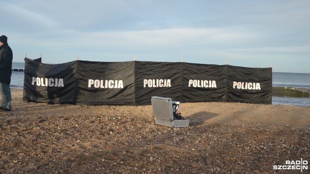 Zwłoki mężczyzny znaleziono na plaży w kołobrzeskim Podczelu. Ciało zauważyli w środę rano spacerowicze, którzy powiadomili policję.