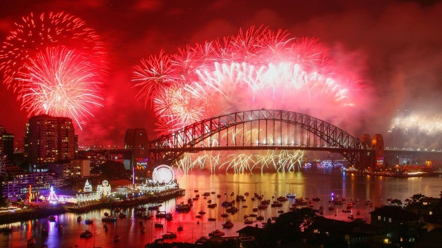 Nowy Rok przywitali już mieszkańcy Australii, Nowej Zelandii, Nowej Kaledonii, Vanuatu, Wysp Salomona, Samoa i Tonga. Pierwszym miejscem, w którym wybiła północ, było leżące na 33 wyspach Kiribati.