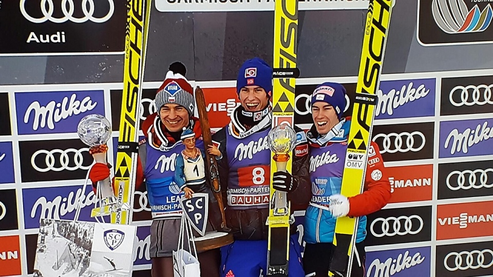 Kamil Stoch na podium zawodów w Ga-Pa. Fot. Vierschanzentournee Twitter