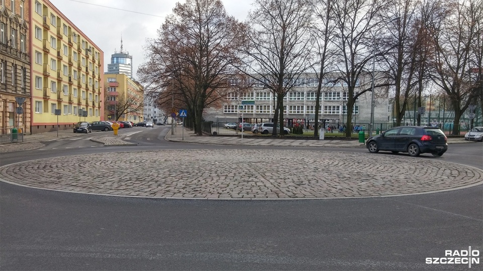 Spokojniej przejeżdża się też przez Rondo Katastrofy Smoleńskiej gdzie przez wiele tygodni składowane były potężne, granitowe płyty. Fot. Marek Borowiec [Radio Szczecin]