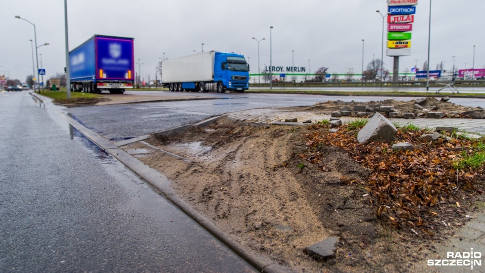 Zniszczony fragment chodnika przez ciężarówki na parkingu przy ulicy Struga. Fot. Olaf Nowicki [Radio Szczecin]