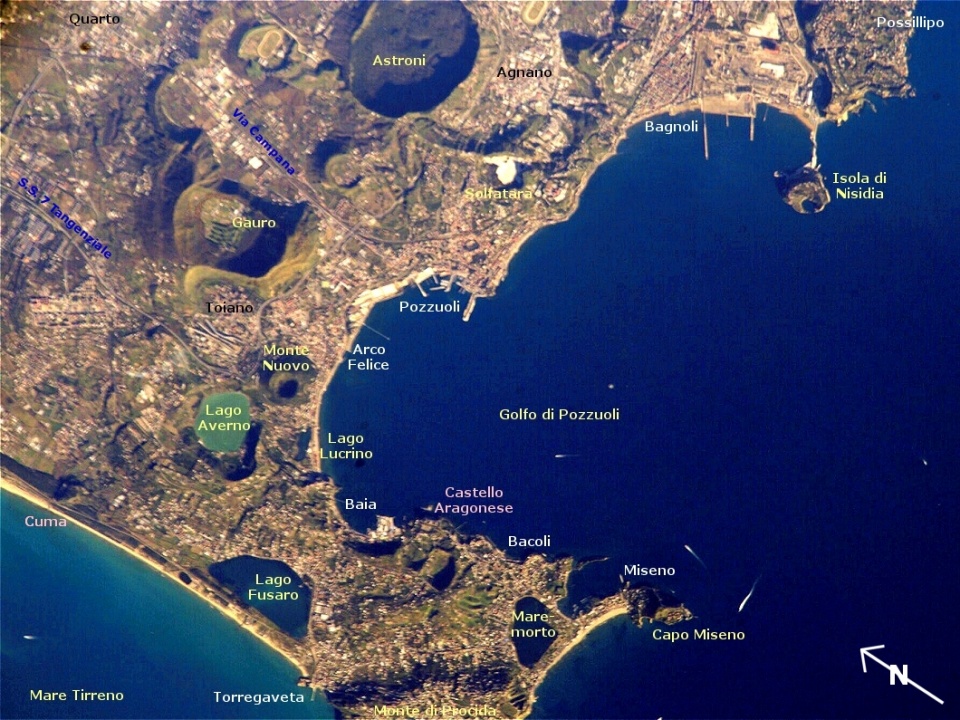 Zdjęcie Pól Flegrejskich wykonane z pokładu Międzynarodowej Stacji Kosmicznej. Źródło fot. NASA, pl.wikipedia.org/AlMare