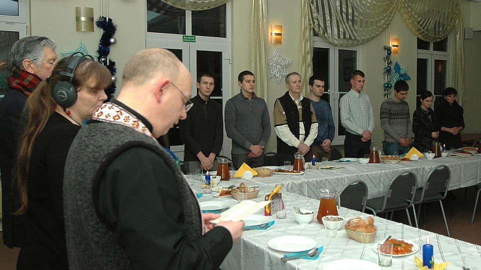 W "domiłce" ukraińskiej, czyli siedzibie szczecińskiego oddziału Związku Ukraińców w Polsce zorganizowano wspólną kolację wigilijną. Modlitwę przed kolacją odmówił proboszcz parafii greckokatolickiej Robert Rosa. Fot. ukraincy.org