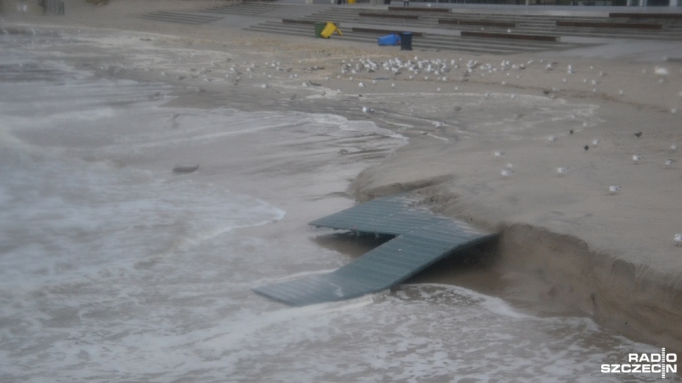 Sztorm zniszczył także jedno z zejść na plażę w części zachodniej miasta, a także dwa zjazdy dla osób niepełnosprawnych. Fot. Przemysław Polanin [Radio Szczecin]